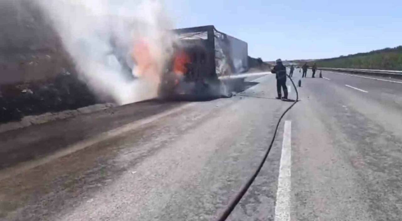 Şanlıurfa’nın Birecik ilçesinde alev alan saman yüklü tır kullanılmaz hale