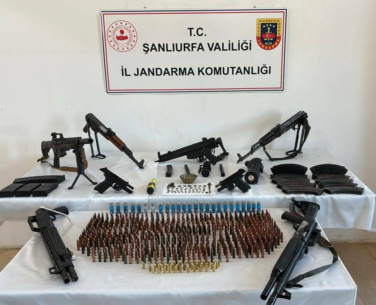 Jandarma ekipleri Şanlıurfa'nın Halfeti ilçesinde silah kaçakçılarına yönelik operasyon düzenledi.