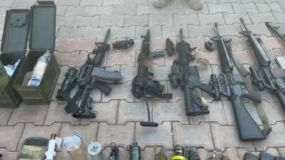 Şanlıurfa'da jandarma tarafından düzenlenen operasyonda el bombaları, uzun namlulu silahlar