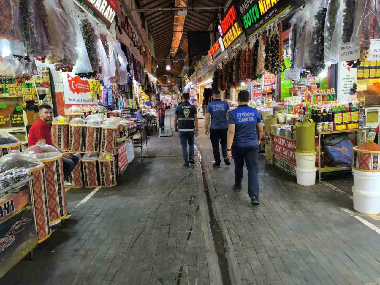 Şanlıurfa'nın Eyyübiye ilçesinde belediye zabıta ekipleri süt ürünleri denetimi gerçekleştirdi.