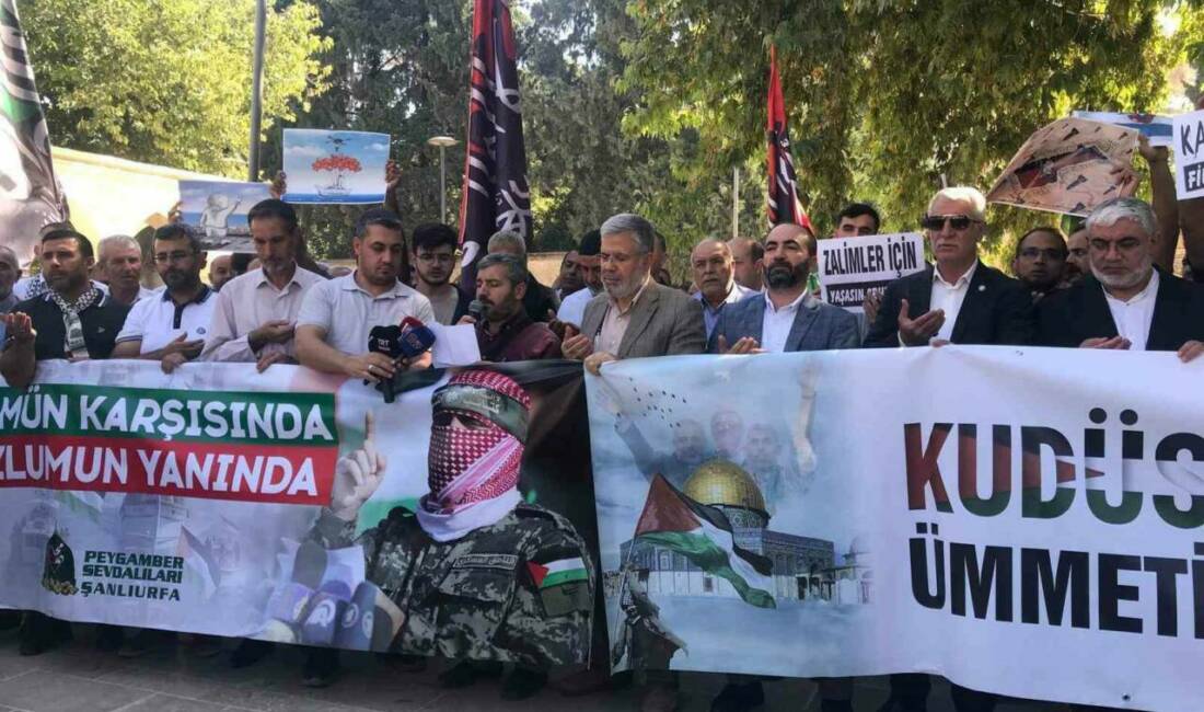 Şanlıurfa'da Cuma namazı sonrası sivil toplum kuruluşu temsilcileri ve vatandaşlar,