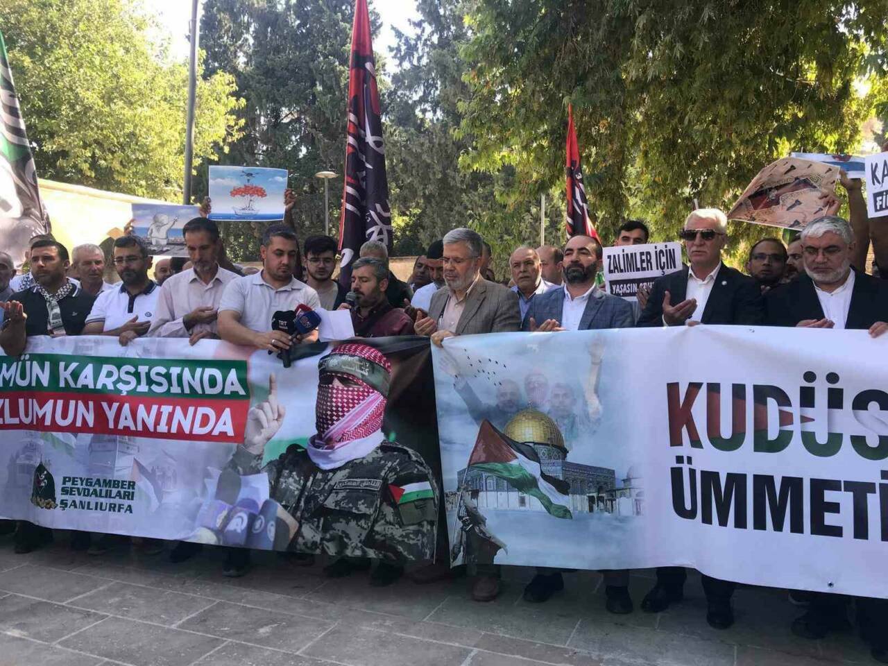Şanlıurfa'da Cuma namazı sonrası sivil toplum kuruluşu temsilcileri ve vatandaşlar,