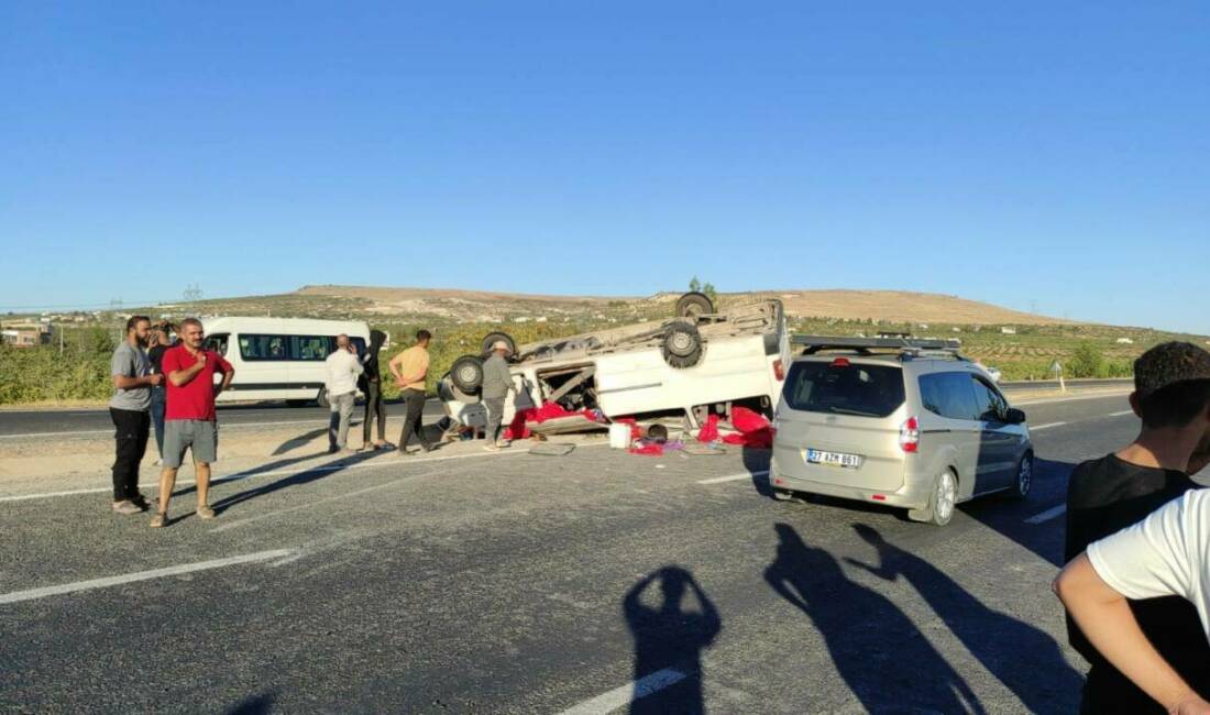 Şanlıurfa-Adıyaman kara yolunda tarım işçilerini taşıyan minibüsün devrilmesi sonucu 20