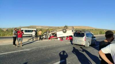 Şanlıurfa-Adıyaman kara yolunda tarım işçilerini taşıyan minibüsün devrilmesi sonucu 20