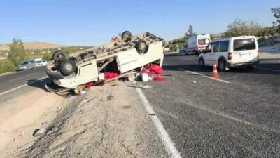Şanlıurfa'da meydana gelen trafik kazasında, tarım işçilerini taşıyan bir minibüs