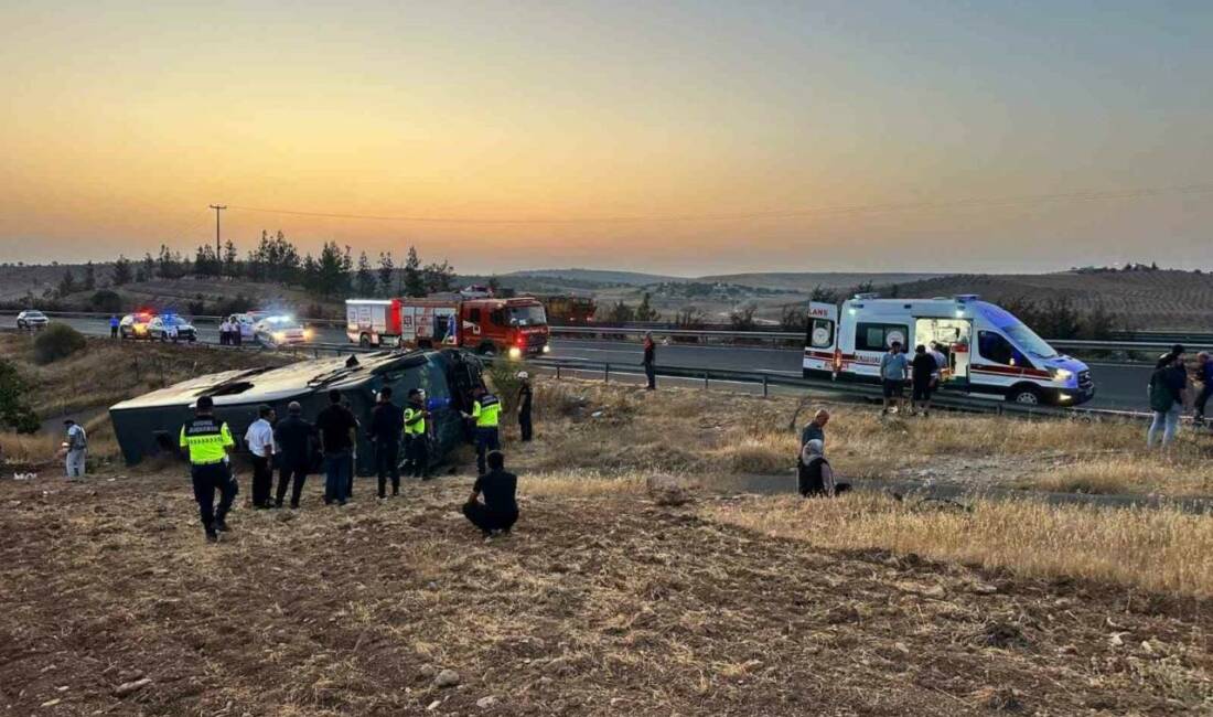 Şanlıurfa’da yolcu otobüsü devrildi: 27 yaralı Şanlıurfa-Gaziantep otoyolunda meydana gelen trafik kazasında 27 kişi yaralandı. Kazada