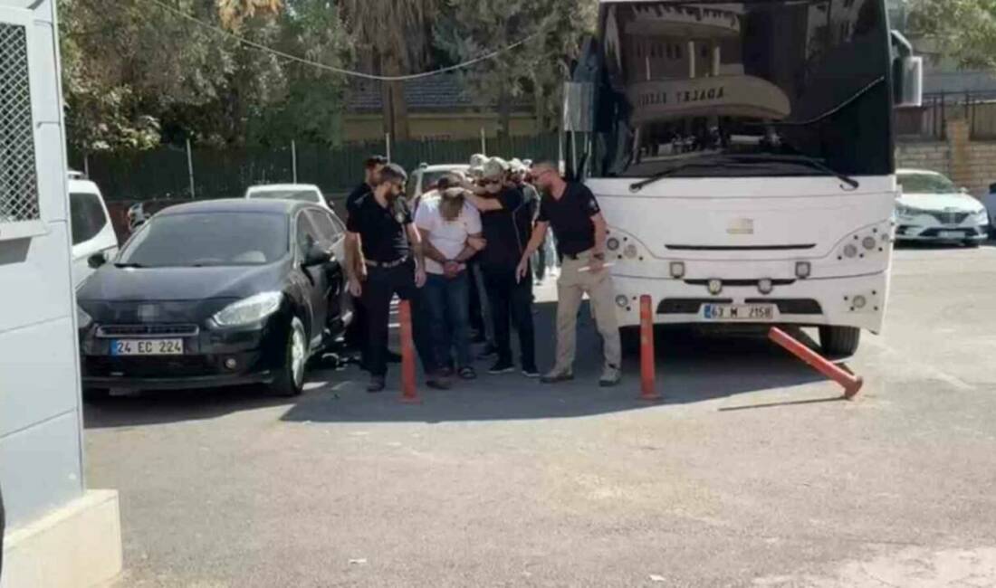 Şanlıurfa’daki DEAŞ operasyonunda 10 tutuklama Şanlıurfa merkezli düzenlenen operasyonda 14 şüpheli gözaltına alındı ve 10'u