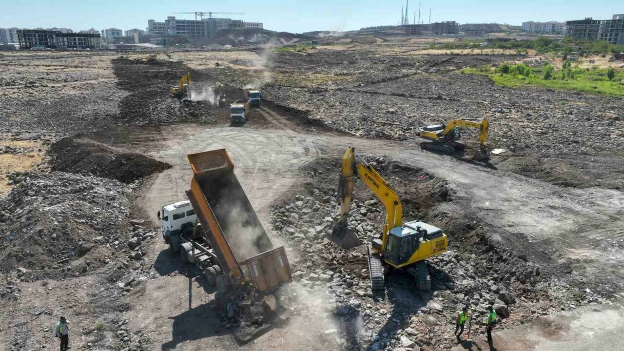 Diyarbakır Büyükşehir Belediyesi, Kayapınar'da 6,8 kilometrelik yeni yol çalışmasıyla Şehir