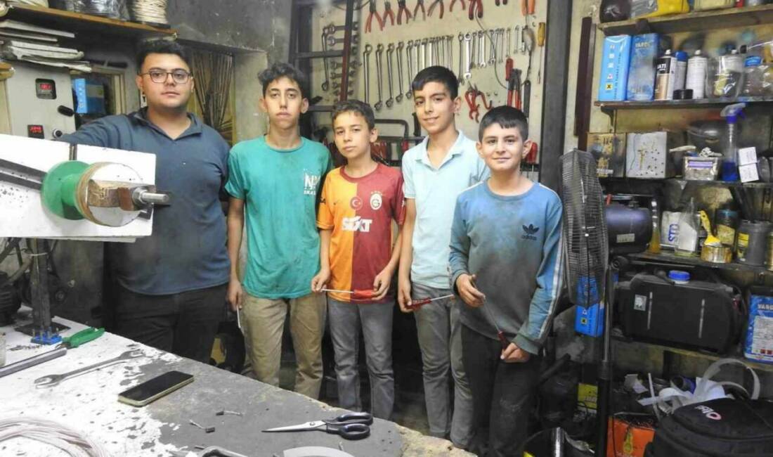 Kilis'te 19 yaşındaki elektrik ustası Muhammet Furkan Seylitlioğlu, mesleğe olan