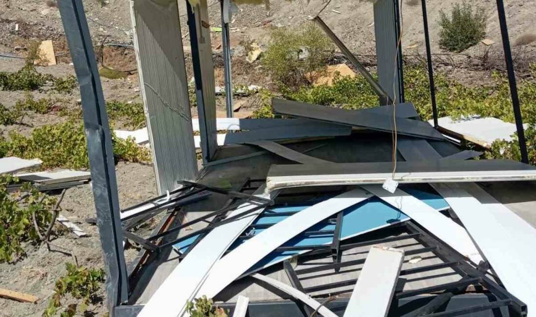 Adıyaman'ın Gölbaşı ilçesine bağlı Hamzalar köyünde şiddetli rüzgarın etkisiyle boş