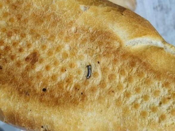 Siirt'te bir vatandaşın fırından aldığı ekmeği bölerken içinde çivi bulması