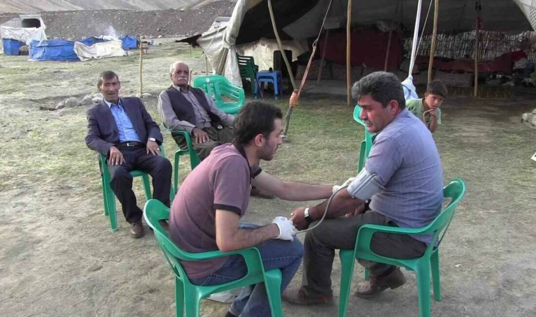 Siirt İl Sağlık Müdürlüğü, Pervari ilçesinin Çemikari Yaylası'nda göçer vatandaşlara