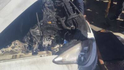 Siirt’in Kurtalan ilçesinde seyir halindeki araç alev aldı. Yangın itfaiye