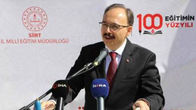 Siirt'te 80. Yıl İlköğretim Okulu'nda düzenlenen törenle 2025-2026 eğitim-öğretim yılı