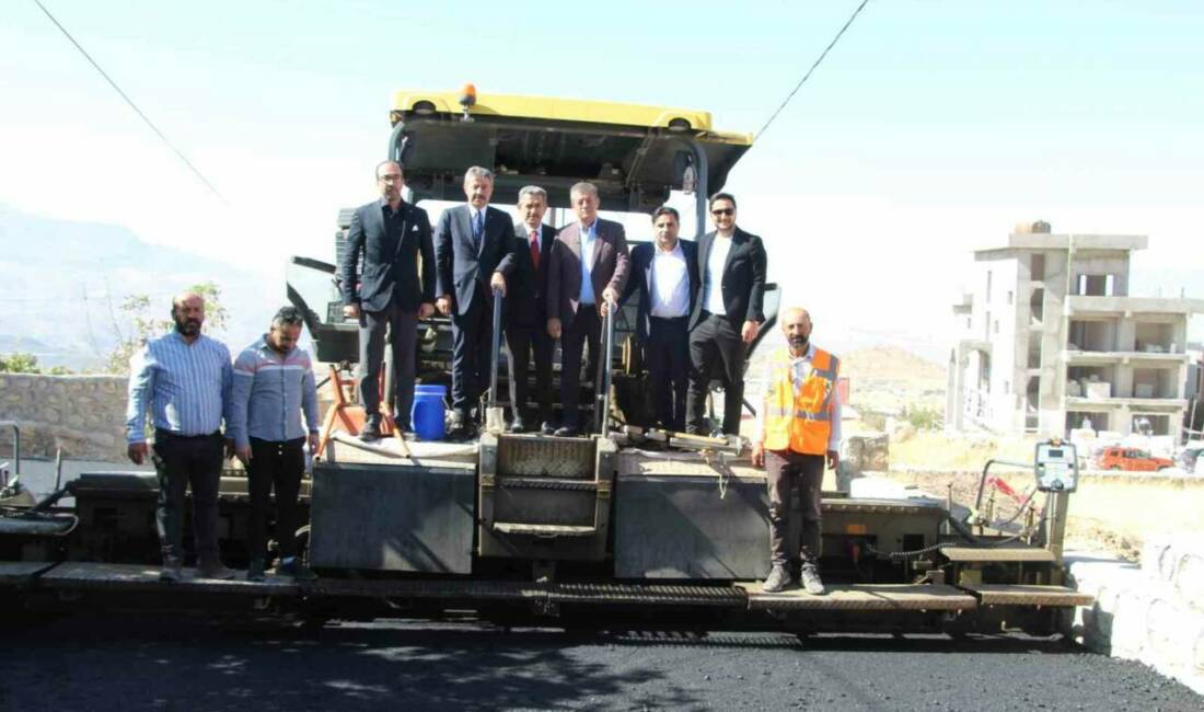 Şırnak Belediyesi tarafından Turgut Özal Yaşam Parkı'nda asfalt serimi çalışmaları