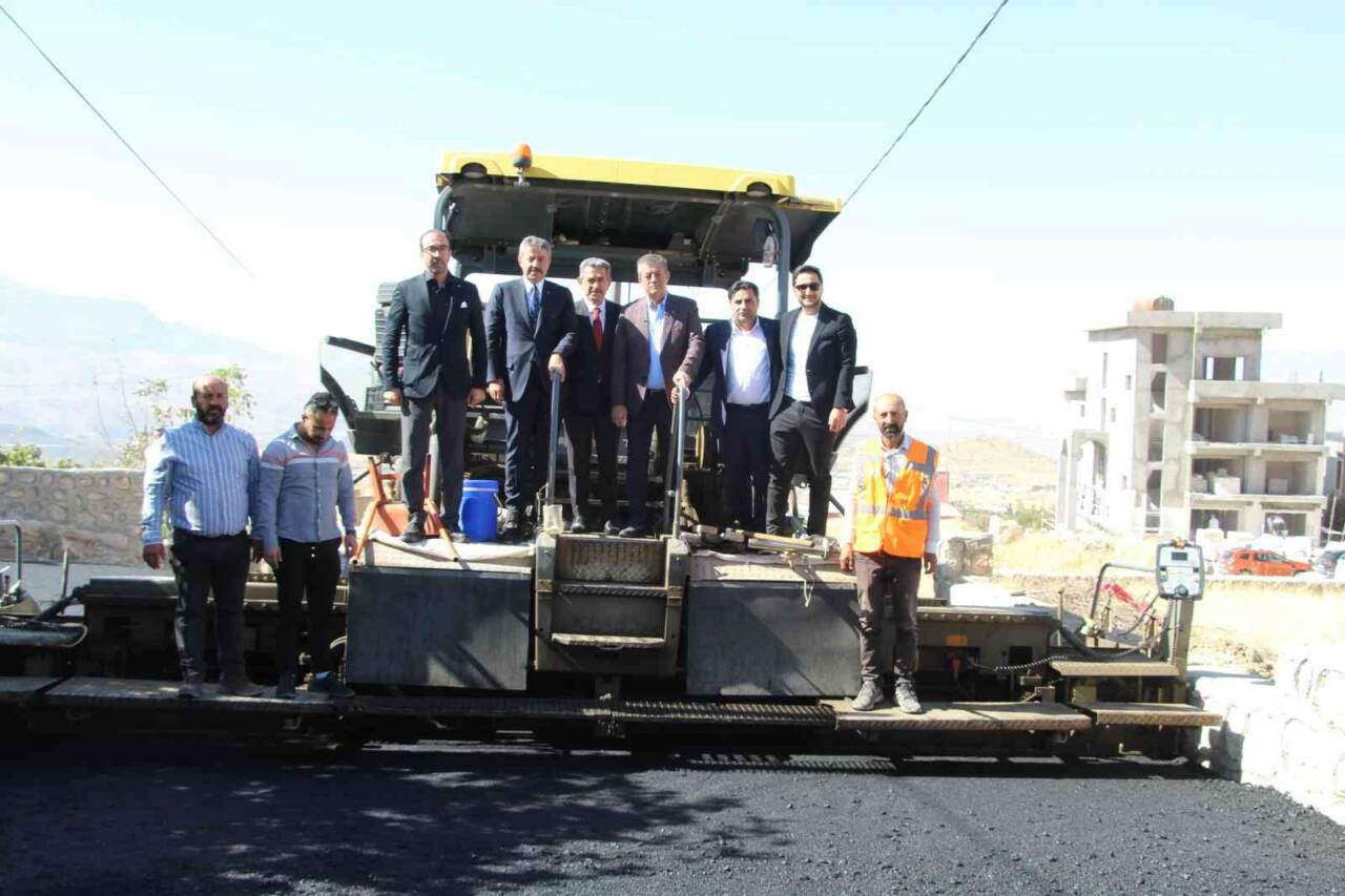 Şırnak Belediyesi tarafından Turgut Özal Yaşam Parkı'nda asfalt serimi çalışmaları