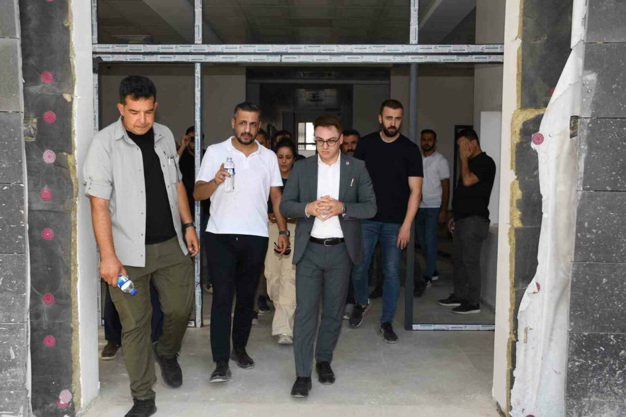 Şırnak Vali Yardımcısı Murat Çiçek, Silopi ilçesinde devam eden kamu