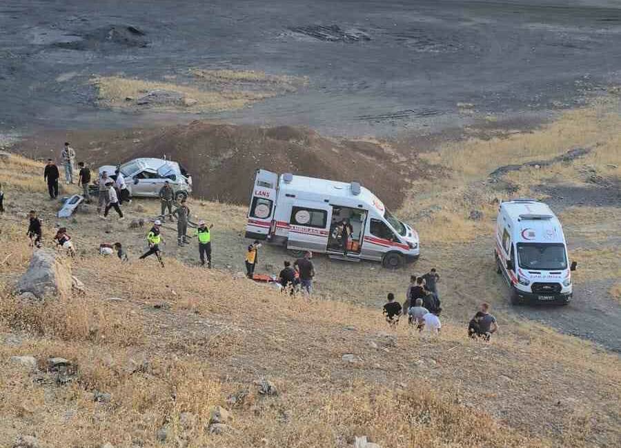 Şırnak’ta otomobil uçuruma yuvarlandı: 1 ölü, 1 yaralı Şırnak'ın Uludere ilçesinde meydana gelen trafik kazasında bir kişi hayatını