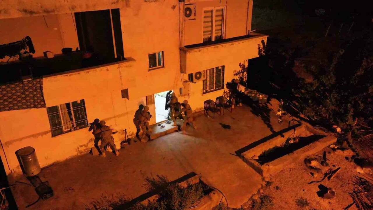 Şırnak'ta yapılan operasyonda 20 kilo 700 gram esrar maddesi bulunarak
