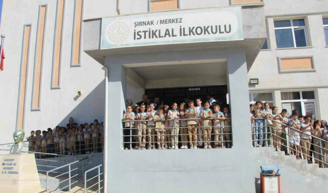 Şırnak Valisi Birol Ekici'nin katılımıyla gerçekleşen törende 2025-2026 eğitim öğretim