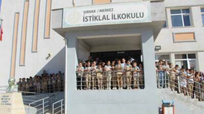 Şırnak Valisi Birol Ekici'nin katılımıyla gerçekleşen törende 2025-2026 eğitim öğretim