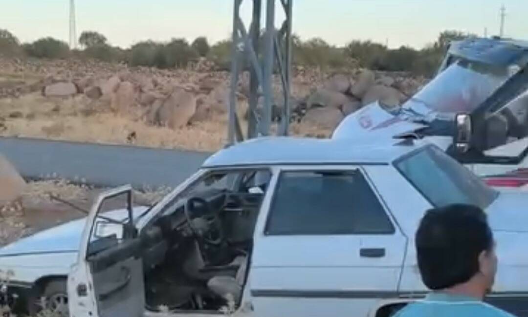 Şanlıurfa'nın Siverek ilçesinde Dicle Mahallesi'nde otomobil ile kamyonetin çarpışması sonucu