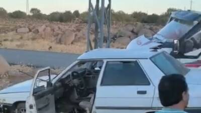 Şanlıurfa'nın Siverek ilçesinde Dicle Mahallesi'nde otomobil ile kamyonetin çarpışması sonucu