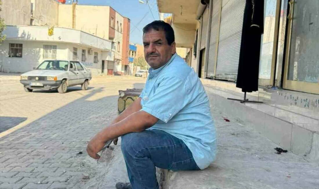 Şanlıurfa'nın Akçakale ilçesinde tadilatı yapılan bir eczanenin tavanı çöktü, 52