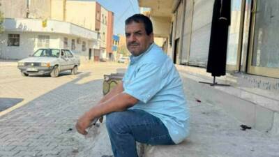 Şanlıurfa'nın Akçakale ilçesinde tadilatı yapılan bir eczanenin tavanı çöktü, 52