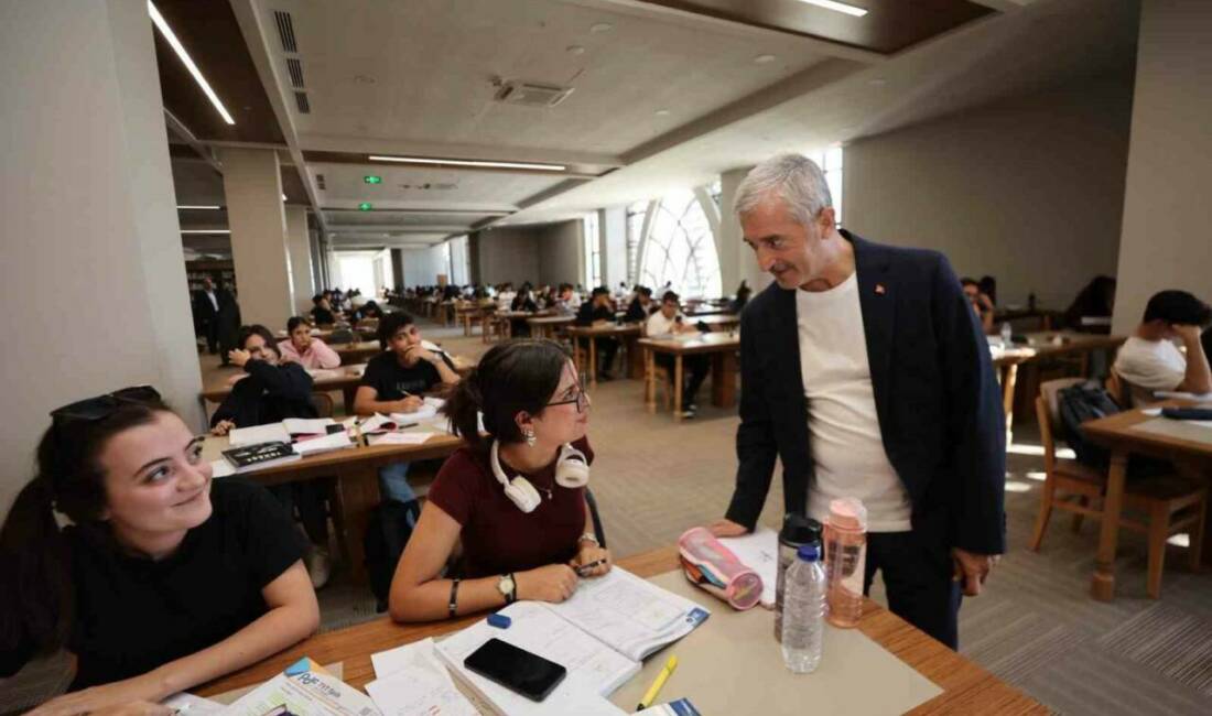 Şahinbey Belediye Başkanı Mehmet Tahmazoğlu, Şahinbey Millet Kütüphanesi'nde öğrencilerle bir