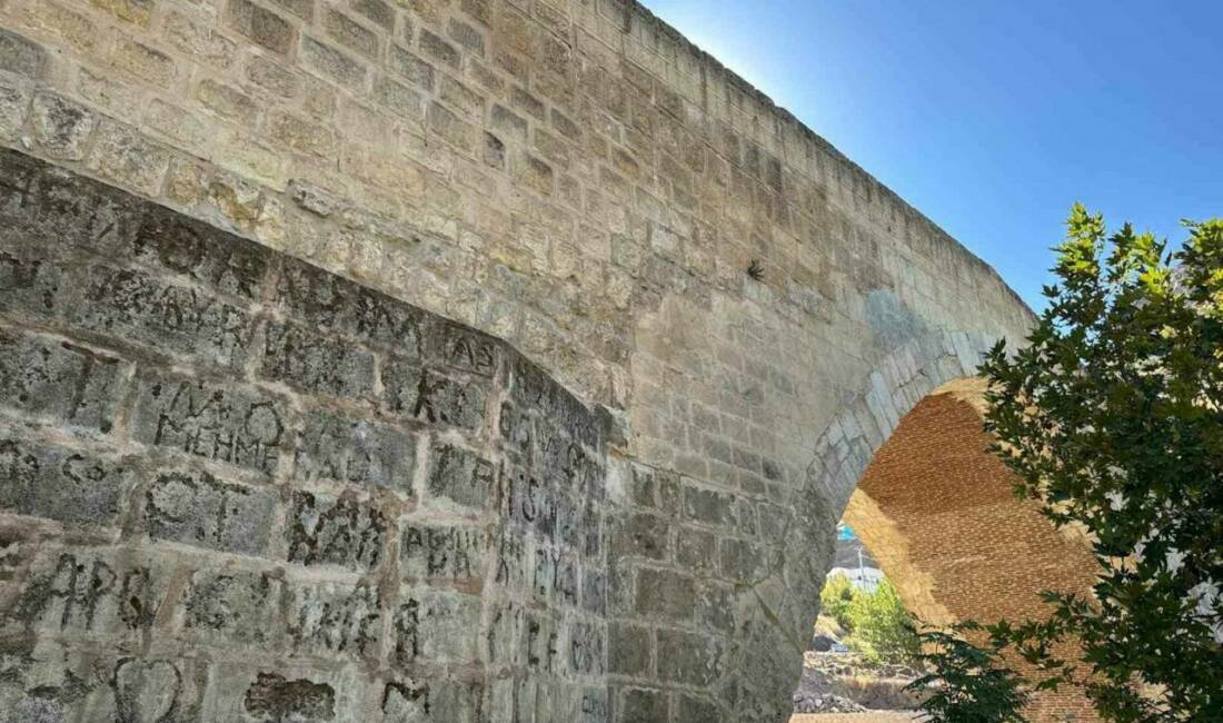 Çermik ilçesinde Artuklular döneminde yapılan Haburman köprüsü, 1179-1180 yıllarında Necmeddin