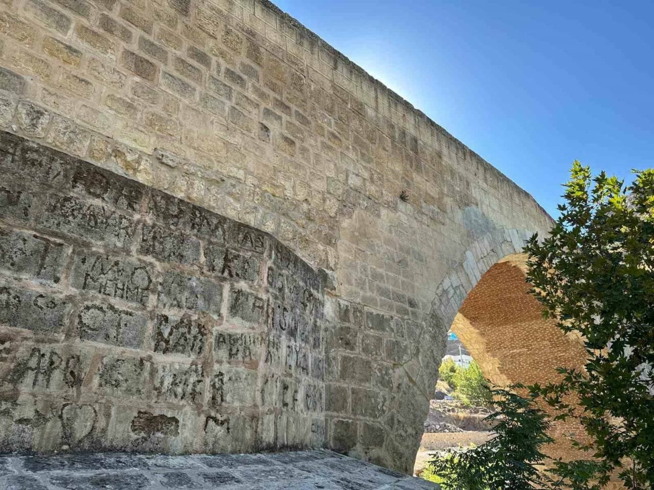 Çermik ilçesinde Artuklular döneminde yapılan Haburman köprüsü, 1179-1180 yıllarında Necmeddin