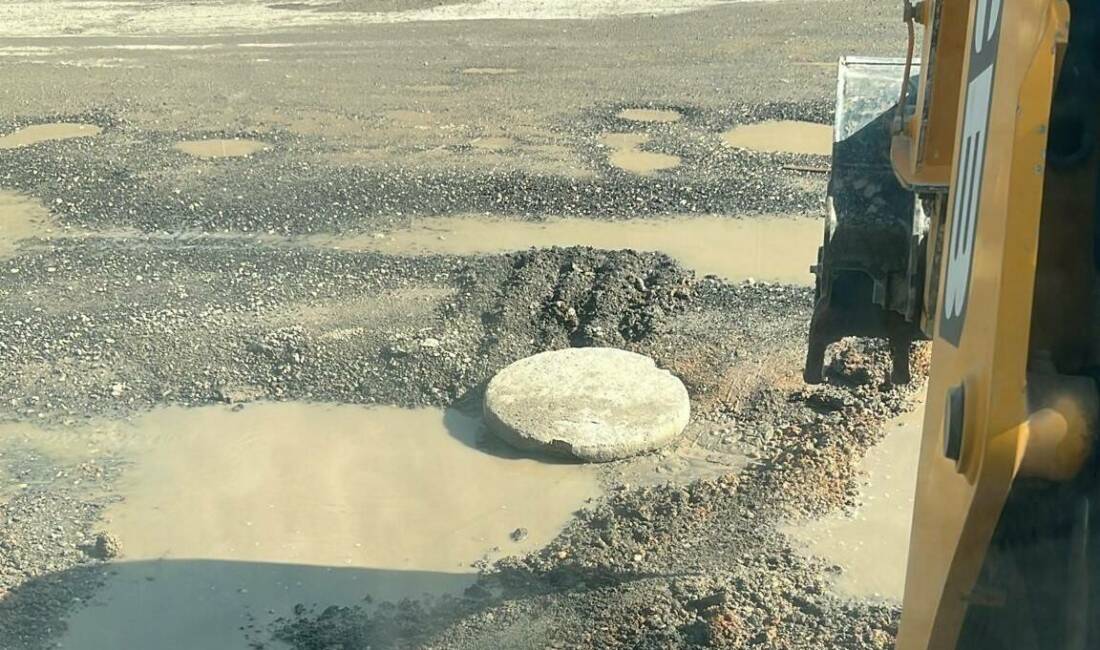 Adıyaman'da Ali Taşı Mahallesi'nde bulunan ve üzeri açık bırakılan lağım