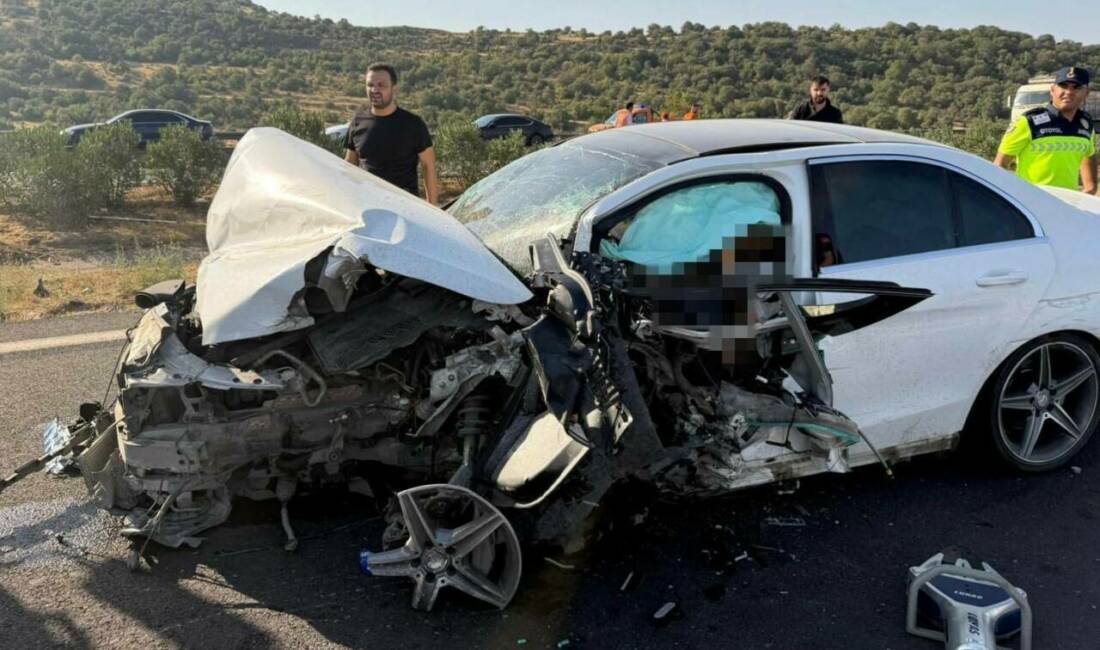 Tır ile çarpışan otomobilin sürücüsü genç avukat hayatını kaybetti TAG Otoyolu Narlı kesiminde meydana gelen kazada avukat Mehmet Ayaz