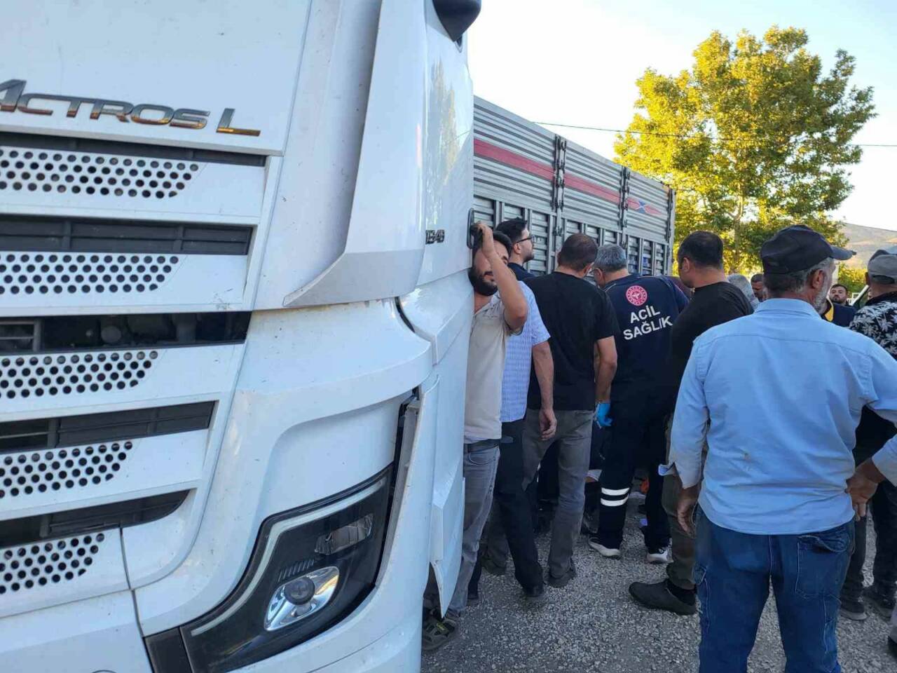 Adıyaman’ın Gölbaşı ilçesinde tır ile otomobilin çarpışması sonucu meydana gelen
