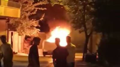 Diyarbakır'ın Kayapınar ilçesinde park halindeki bir Fiat Tofaş marka otomobil