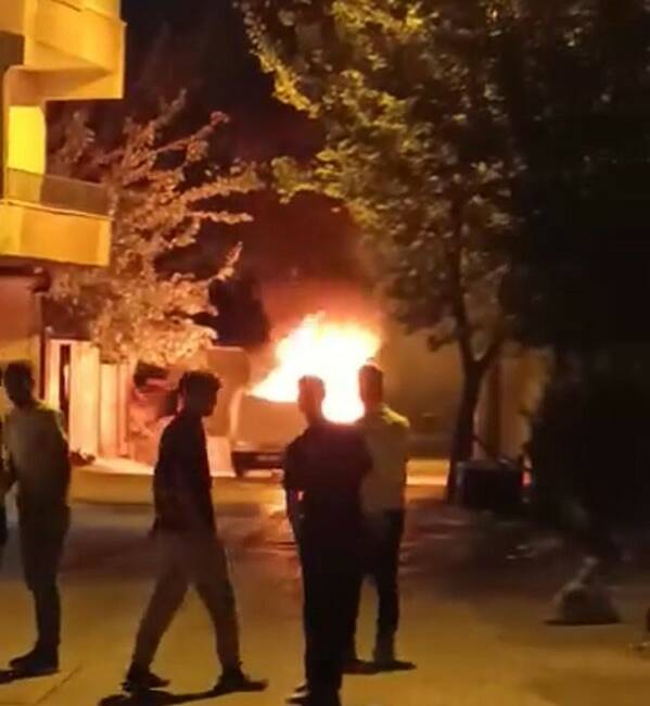 Tofaş alev topuna döndü, vatandaşlar yangını film izler gibi izledi Diyarbakır'ın Kayapınar ilçesinde park halindeki bir Fiat Tofaş marka otomobil