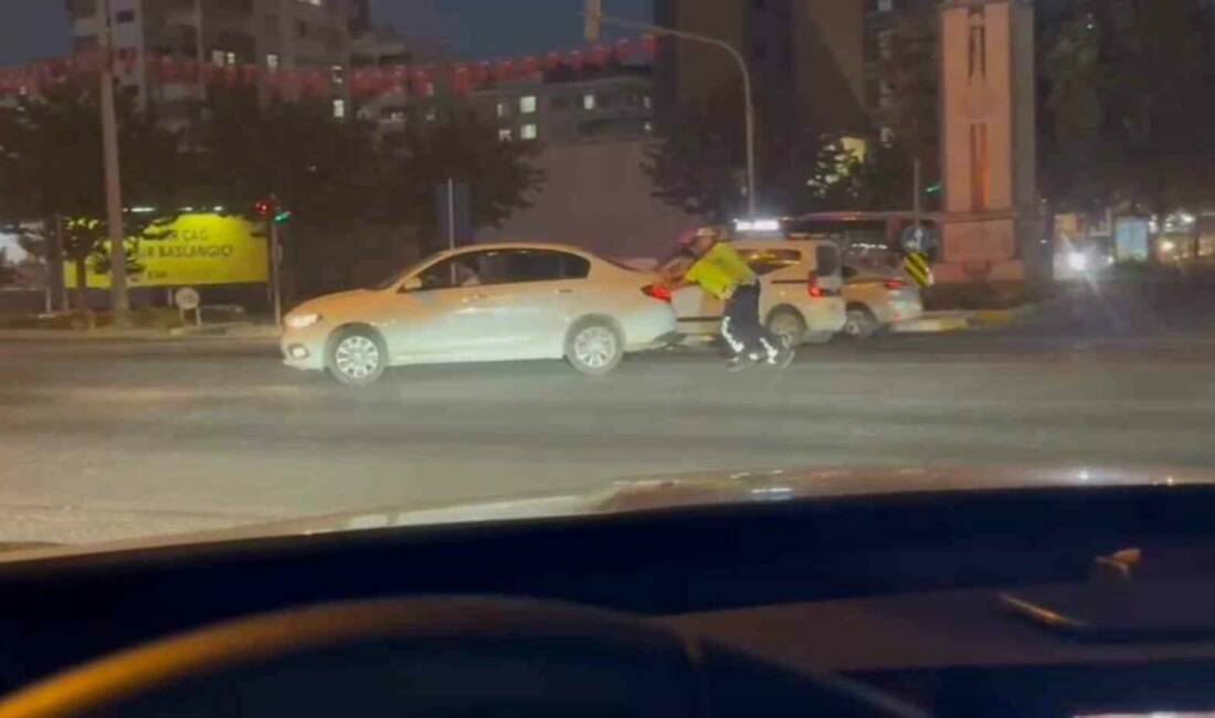 Şanlıurfa'nın Karaköprü ilçesinde, trafikte arızalanan bir otomobili fark eden polis