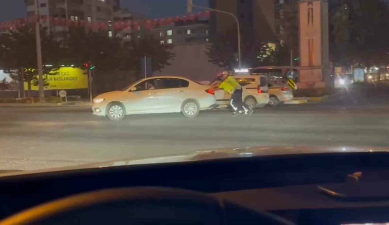 Şanlıurfa'nın Karaköprü ilçesinde, trafikte arızalanan bir otomobili fark eden polis