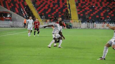 Gaziantep FK, Kocaelispor'u ağırlarken karşılaşmanın ilk 15 dakikası golsüz geçti.