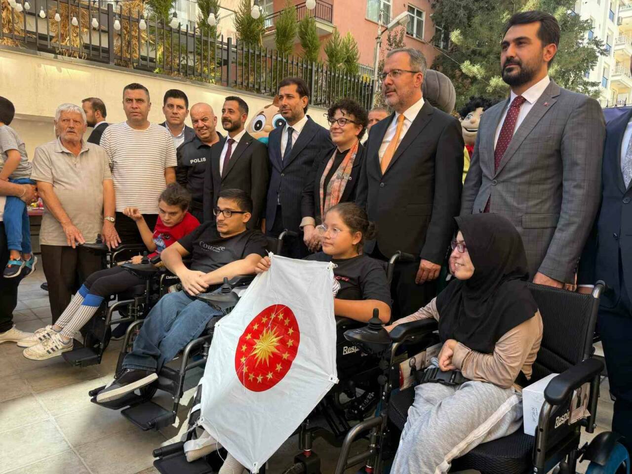Polis memuru Mustafa Şahin Ankara'da 50 engelli bireye akülü sandalye