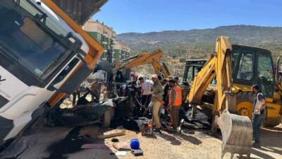 Adıyaman'ın Gölbaşı ilçesinde kamyonun kontrolünden çıkarak devirdiği otomobilin sürücüsü olay