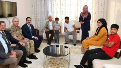 Adıyaman Valisi Osman Varol, Sincik ilçesindeki kalıcı deprem konutlarına yerleşen