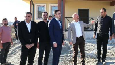 Adıyaman Valisi Osman Varol, Sincik’te yapımı tamamlanan köy evlerinde incelemelerde
