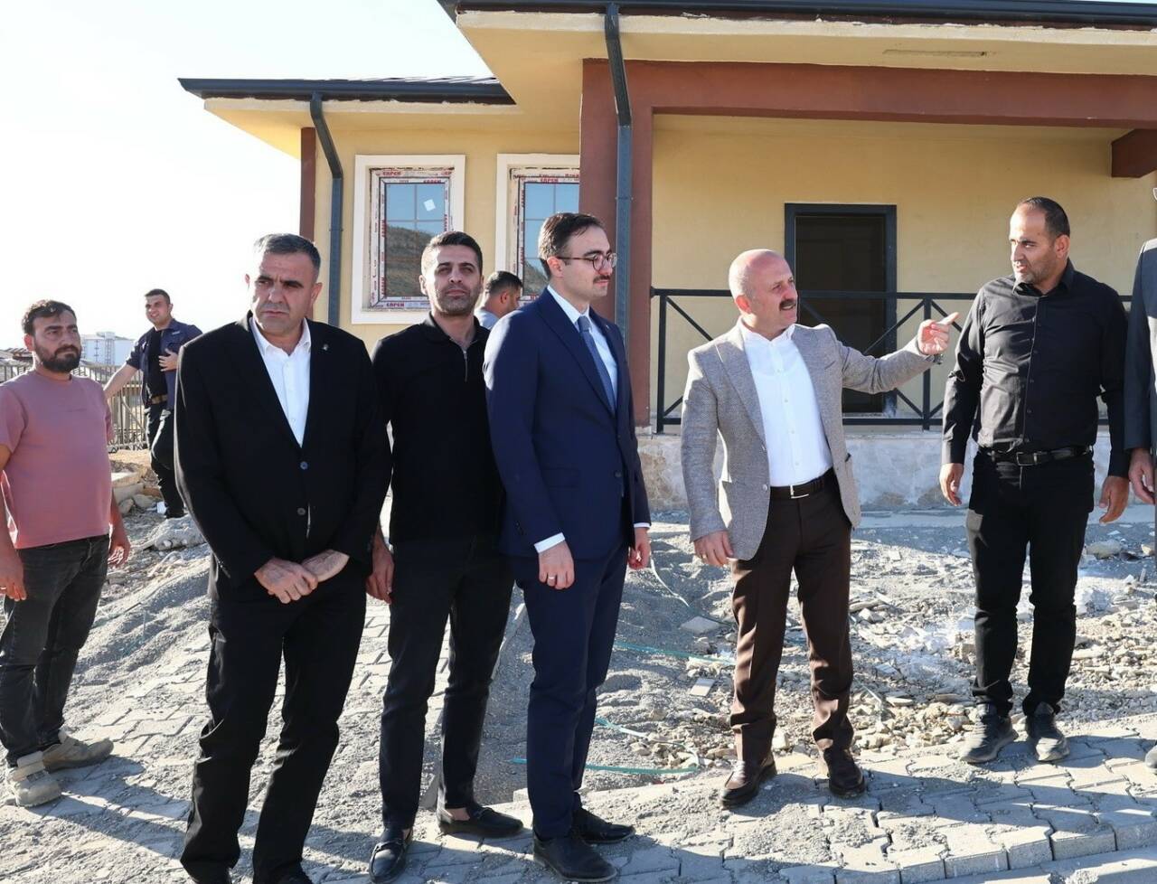 Adıyaman Valisi Osman Varol, Sincik’te yapımı tamamlanan köy evlerinde incelemelerde