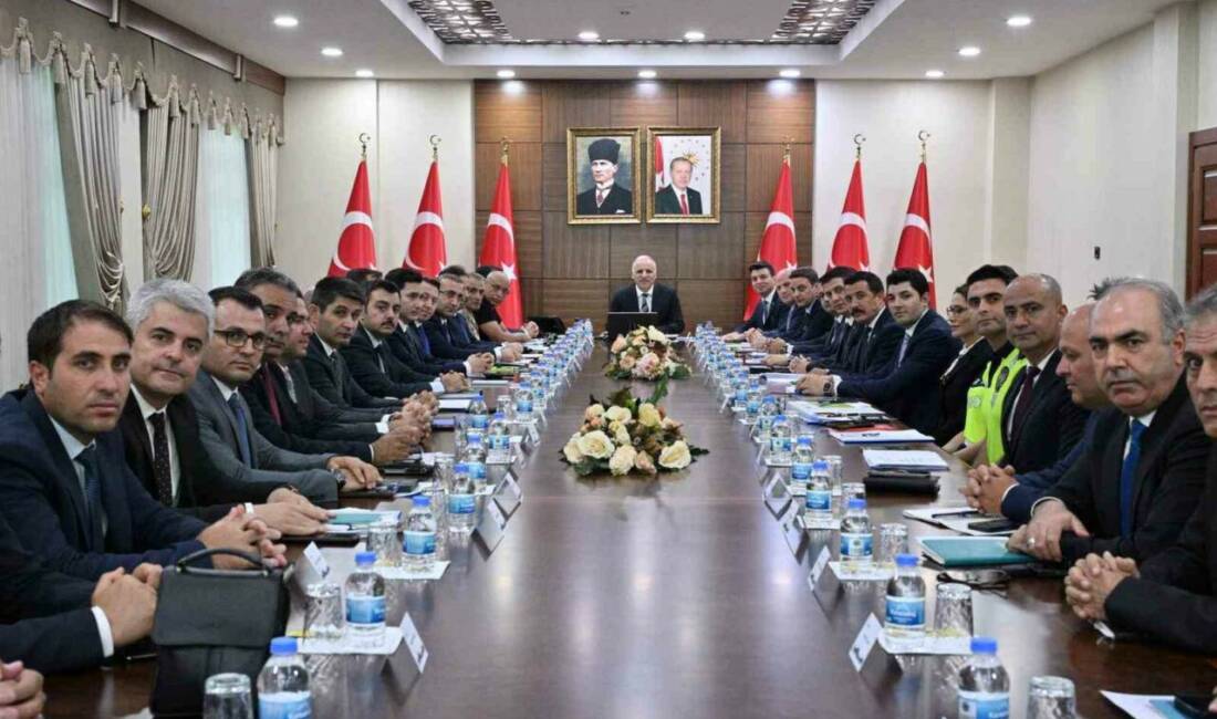 Vali Murat Zorluoğlu başkanlığında Valilik Hevsel salonunda düzenlenen yeni eğitim-öğretim