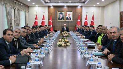 Vali Murat Zorluoğlu başkanlığında Valilik Hevsel salonunda düzenlenen yeni eğitim-öğretim