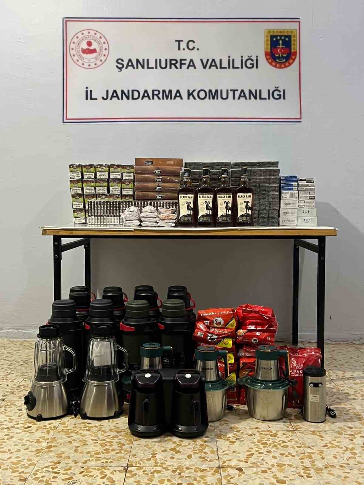 Viranşehir ilçesinde jandarma ekipleri tarafından gerçekleştirilen operasyonda kaçak sigara, alkol,