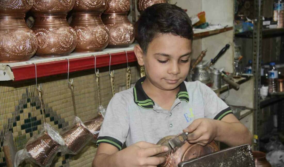 Gaziantep'te 10 yaşındaki Yakup Can Bilici, babasıyla beraber bakırcılık mesleğini
