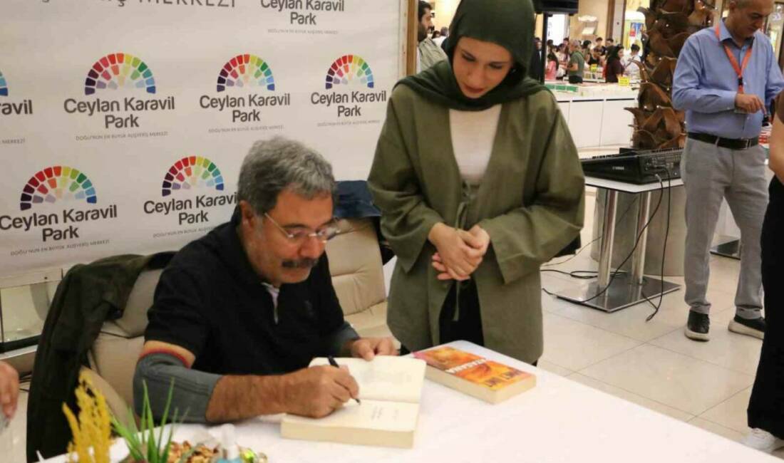 Ahmet Ümit, Diyarbakır'da düzenlenen imza günü etkinliğinde okurlarıyla bir araya